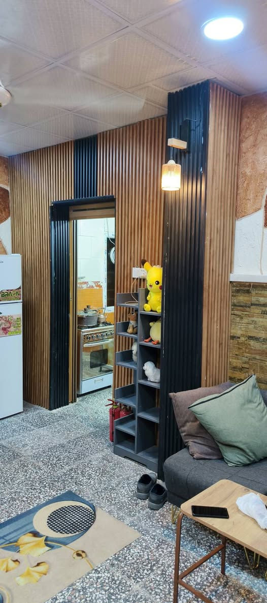 🏡   للايجار شقة مؤثثة  للمغتربين والعوائل فقط في منطقة علي الصالح( خلف جامعة اشور) على الشارع التجاري/ شارع المركز بموقع مميز حيث تبعد 15 -20 دقيقة فقط عن:

📍 مدينة الكاظمية المقدسة
📍 منطقة المنصور ومتنزه الزوراء
📍 منطقة الأعظمية

مميزات الشقة:
✅ أثاث حديث ومتكامل
✅ غرفتين نوم مع صالة كبيرة ومطبخ منفصل مع حمام وصحيات غربي. 
✅ تكييف تبريد وتدفئة 
✅ إنترنت (Wi-Fi) مجاني. 
✅ بيئة آمنة مع دخول ذكي للشقة ( رمز سري) مع كاميرات مراقبة خارجية. 
✅ وجود مطعم ماكولات شرقي وغربي في نفس البناية. ويوجد بالقرب من البناية صيدلية ومكتبة واسواق ومحل خضروات وفواكه 🍌🍎🥬وصيرفة ومطاعم شوي دجاج وسمك 🪿🦈 
🪜سهولة الوصول إلى جميع المناطق الحيوية في بغداد { كرخ ورصافة}

💸 الإيجار: 
🌹 اسبوع واحد 350 دولار
🌹 اسبوعين 600 دولار
🌹 شهري  900 دولار

الوثائق المطلوبة: نسخة من
💎 عقد الزواج 
💎 البطاقة الوطنية الموحدة للذين سوف يقيمون في الشقة
💎 بطاقة السكن

📞 للاستفسار والحجز وطلب إرسال الموقع الاتصال: واتس اب ***********
