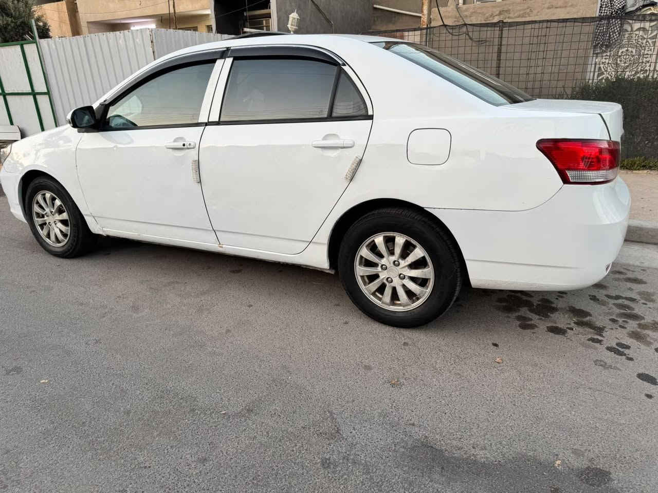 للبيع بي واي دي 
2013 
كير ومحرك كورلا بيكاجو
اوتماتيك 
تبريد شغال ثلج 
تخم تاير جديد 
فتحه 
بصمه 
بيه مكانات صبغ 
رقم بغداد الجديد شرط التحويل 
***********
***********
مكاني بغداد حي العامل 
السعر 53 وبيه مجال بسيط 
سيارة خير من الله شغل واطلع وين يعجبك
