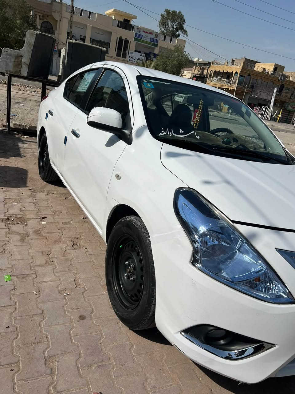 سلام عليك نيسان صني موديل 23 هندي ماشيه 70 كيلو 
مبدل مكينه 25 وارد من الخارج مال نيسان وبيه طخات بسيطه 
ماا مبينات بلصور 108 
العنوان بغداد مدينه الصدر الكياره *********** 
السياره صدر جديد  وشاشه لكزز ومغلفه من الداخل وتخم تاير جديد
