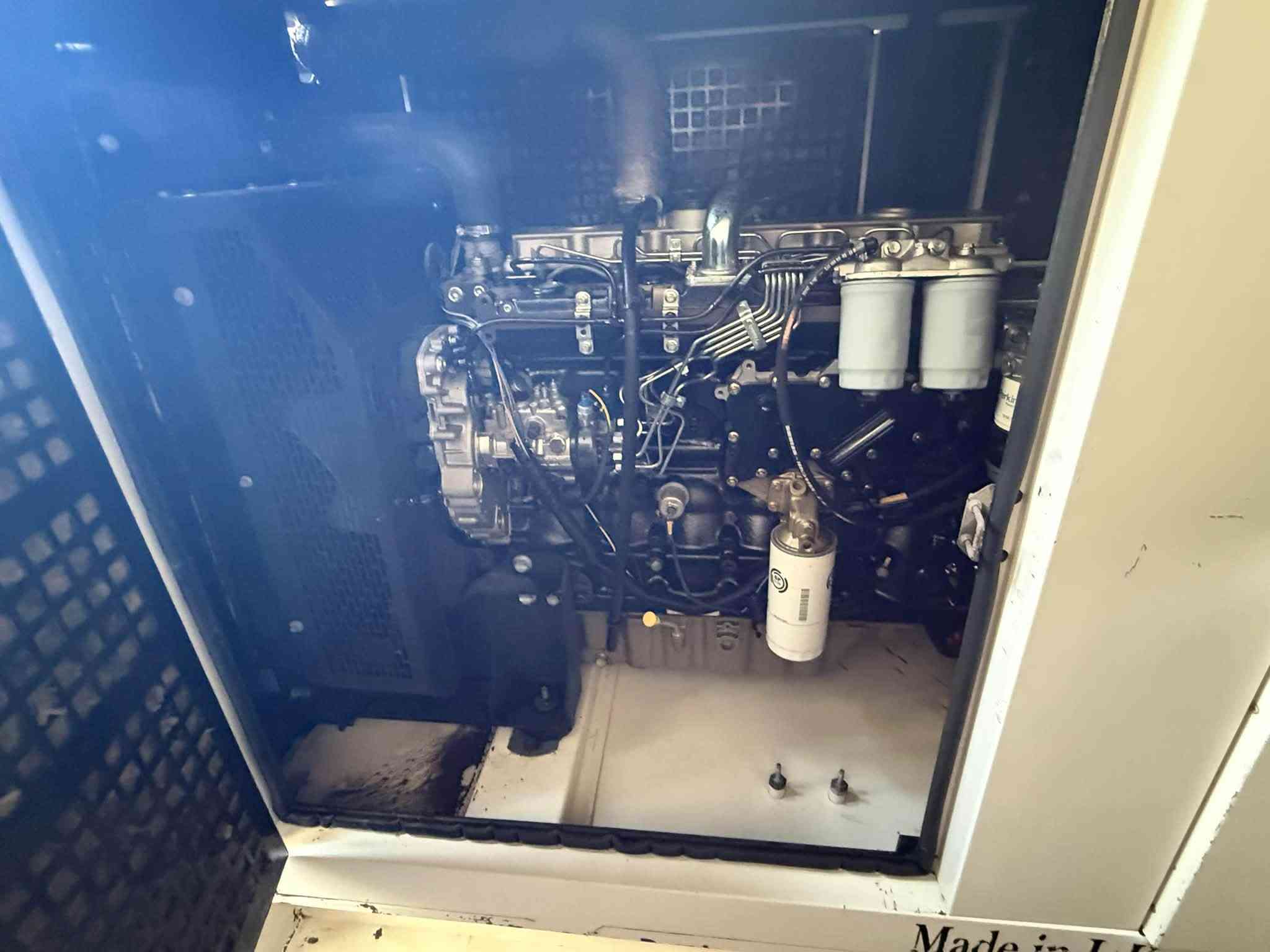 السلام عليكم
بيركنز 105 ملم موديل حديث بريطاني اصلي 
150Kva 
كاتم للصوت 
ساعات العمل اقل 1000 ساعه فقط 
نظام اوتو حمايه فول اوتماتيك
وضع بلاد شركة  
أربيل صناعه جنوبيه 
وضع بلاد شركة  
🚚يوجد توصيل الى جميع المحافظات وبضمان🚚
🚚كياندن هةية بو هةموو شاركان بةكرينتى🚚
 للاستفسار:
 ابو علي 
***********
***********
***********
