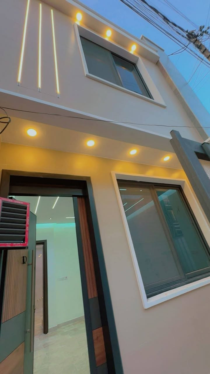 سلام عليكم مشتمل  عدد ( 1)50 متر للبيع ركن 🏡
دار واحد ركن
 واجهه 5
نزال 10متر 
بناء حديث درجه اولى 
يحتوي على صاله ومطبخ وحمام 
الطابق الثاني
غرفتين نوم.  حمام. عدد 2
طابق الثالث غرفه نوم وسطح 

العنوان :: الامن الوطني مقابيل شقق حي الصدام السكني السعر خاص رقم الهاتف ***********
