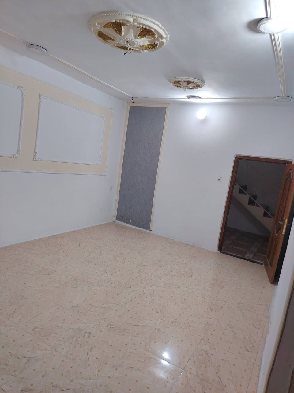 دار للبيع المساحه ١٦٠ سند ٢٥ المكان حي معلمين خلف الجامع شارع أبو نيران بل زاعي يتكون الطابق الأول من استقبال ومطبخ و صاله وغرفه نوم وحده وصحيات وطابق يتكون من غرفتين نوم وبيتونه السعر ١٣٥ وبي مجال الاستفسار على هذا الرقم ***********
