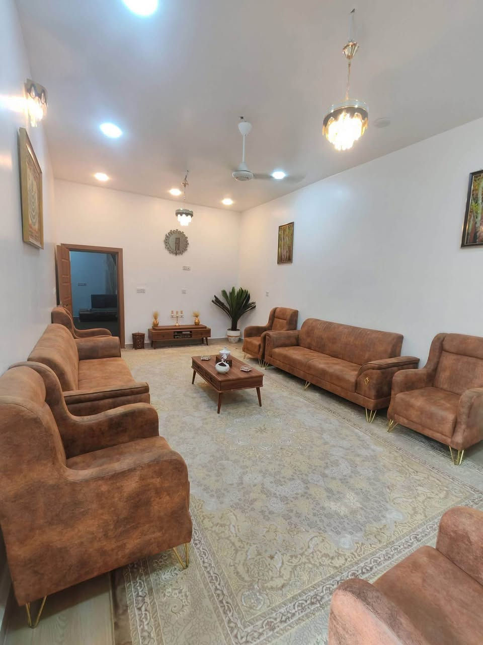 #دار_للــبـيــع 🏠 #العنوان: حي الفرات، قرب مدرسة الاقتدار.

المساحة: 193.5 م²
الواجهة: 9 أمتار.

الطابق الأول:
غرفتا نوم، إحداهما سويت، منوران، ثلاثة مجاميع صحية، صالة استقبال كبيرة، ومطبخ حار وبارد.

الطابق الثاني:
غرفة، حمام، مخزن، وسطحان.
الطابق الأول كونكريت، والطابق الثاني عكادة.
سنة البناء: 2025.

مطلوب إسكان 62 مليون دينار.
: تسديد شهري 332 الف..
——————————————-
#متابعة_الصفحة
#نستقبل_جميع_عروضكم
———————————————————
🔺#للاستفسار الاتصال ع الارقام
 ارشد ***********📲 
 حسن *********** 📲  
واتساب *********** 📲  
—————————————————————
او زيارة مكتبنا متواجدين 3 الظهر إلى 8 مساء 
🔺مكتب دره المشرق للاستثمار والتطوير العقاري 
🔺العنوان:-حي الجزائر الشارع العام قرب مأكولات تشرين
ومجاور شركة زاد اهل الخير للسفر والسياحة
