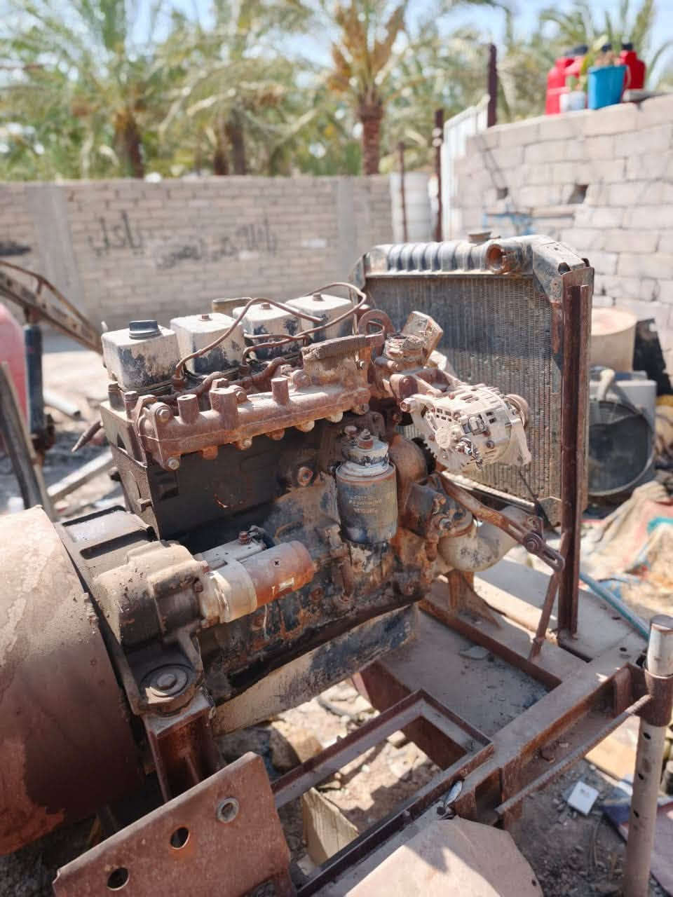 السلام عليكم .. مولد متروكه وداخل ببه ماي يرادله تجفيت وراديتر هم تعبانه 
باقيه كله شغال 
ملف مكفول 35 kv
محرك كمنز 
المولد كانت تشتغل قبل ماتنترك 24 ساعه طبيعي 
سعره مليون و 100 وبيه مجال 
مكان بصره قضاء المدينه 
شراي يتصل وبلخدمه ***********
