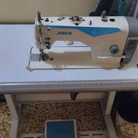 مكينة خياطة • مستعملة • درجة أولى