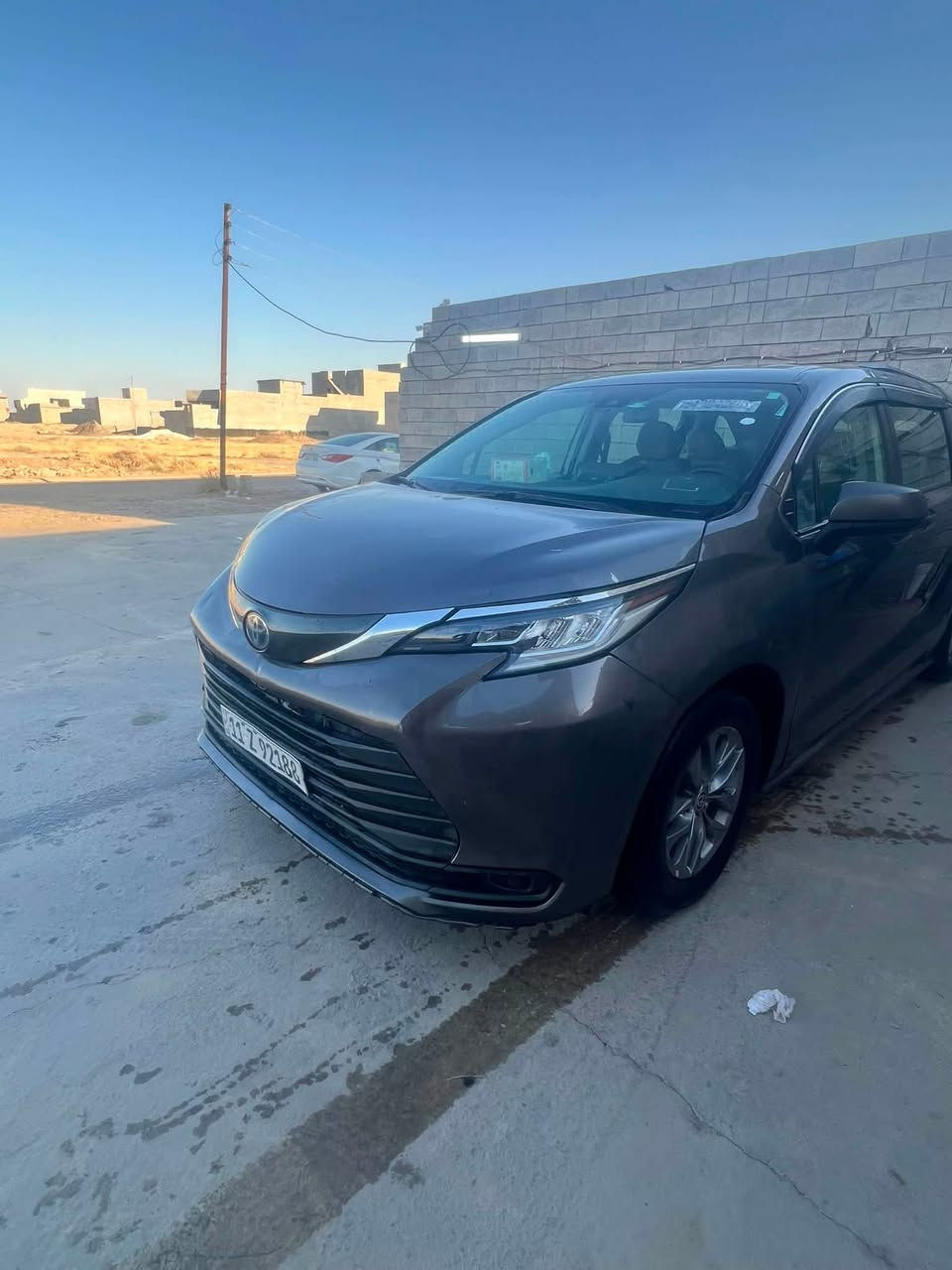 للبيع: تويوتا سينا هايبرد 2023 (Toyota Sienna Hybrid)
 * الفئة: LE (7 راكب)
 * المسافة المقطوعة: 58 ألف ميل
 * الاستخدام: شخصي فقط (لم تعمل على الخط إطلاقاً)
حالة البدن والحوادث:
 * الأضرار والصلح: تبديل جاملغ خلفي + تبديل جنطة + صبغ باب سلايد يمين.
 * السلامة والهيكل: بدون أيرباك، بدون ضرر بالشواصي، وبدون ضرر باللغود.
ملاحظات ونواقص بسيطة:
 * تحتاج بطانة جنطة 
*وعطسة.
وبوابه الشتر 
 * أضوية السيارة البلادية الأصلية موجودة بيها فطر بسيط بالجامة، وشديت بمكاهن تجاري طلع عندي بيهن مشكله  تكدر اتحول  الحشوة الأصلية على الأضوية التجارية).
 * السعر المطلوب: 210 ورقة (21,000$) 
بيها  مجال بسيط 
مكان السيارة بغداد الدوره

 * للتواصل والاستفسار: ***********
