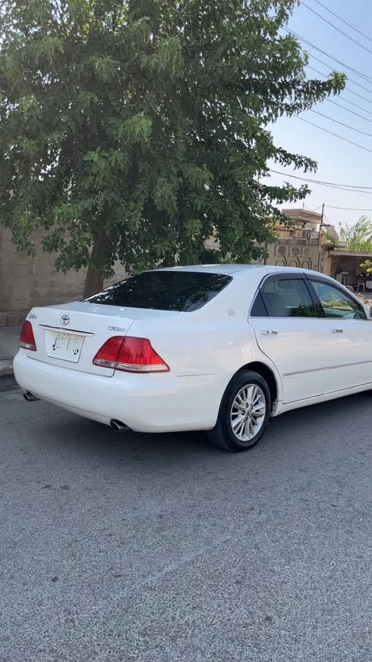 شاهینە بڕاوە
بڕاوە تازە داخڵ کامل مەسرەف    سعری 47گەڵا 
سپی 182گەورە بە گەورە بێ دوکەڵ
برێکی بەسراوە جامی هەڵگیراوە 
تەبریت ساردوو گەرم بەشەرت 
تەقەو ڕەقەی نیە 
چرکەو یەک گەڵا
بێ کۆد حازر بۆکۆد 

160km ڕۆشتوە 
4تایەی تازە 
ڕۆنی مەکینەی گۆڕاوە 
های درۆلیکی گێڕی گۆڕاوە 
مەجوعە سکانی لێگزز 
سەقفی شووشە 
ناوی زۆر زۆر جوان 
***********
شوێن هەلە بجەی شەید
