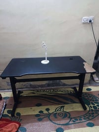 ميز مكتبي • قاعدة حديدية • مناسب للدراسة
