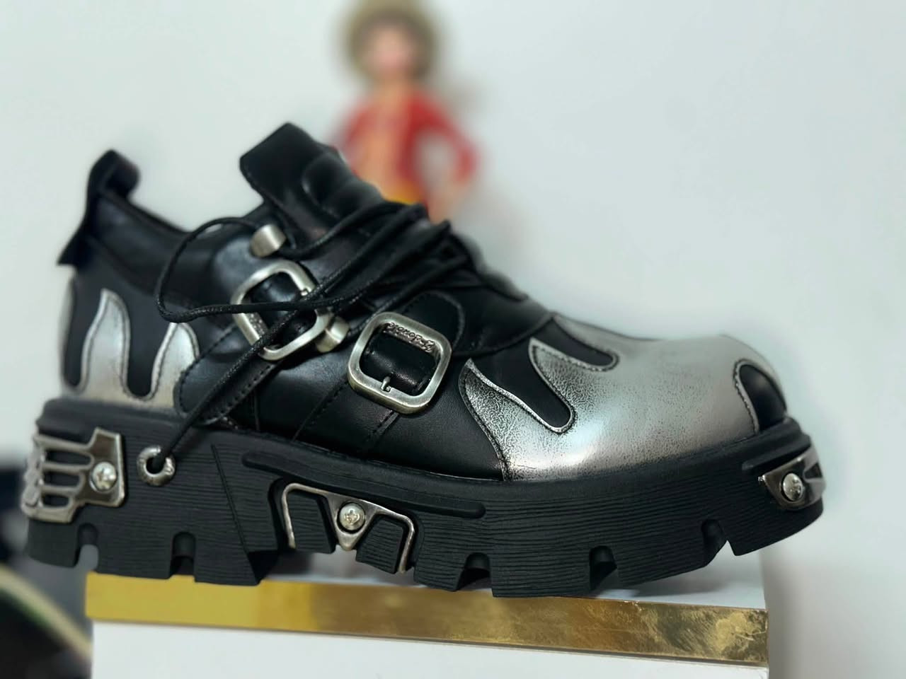 🔥 للبيع | Platform Gothic Flame 🔥
إذا تدور على حذاء يجمع بين الفخامة والستايل الجريء، فهذا الخيار مناسب إلك.

📌 التفاصيل:

* 🖤 الاسم: Platform Gothic Flame
* 📏 القياس: 43
* 🎨 اللون: أسود × فضي
* ✨ تصميم مميز مع إكسسوارات معدنية وتفاصيل لهب فضية.
* 💯 خامة عالية الجودة وتشطيب ممتاز.
* 👟 مريح للاستخدام اليومي.
* 🔥 مناسب للكاجوال، الستريت وير، والإطلالات المميزة.

🚚 التوصيل متوفر إلى جميع المحافظات.

📩 للحجز أو الاستفسار راسلني على الخاص. *********** 

متوفر قطعة وحدة فقط
