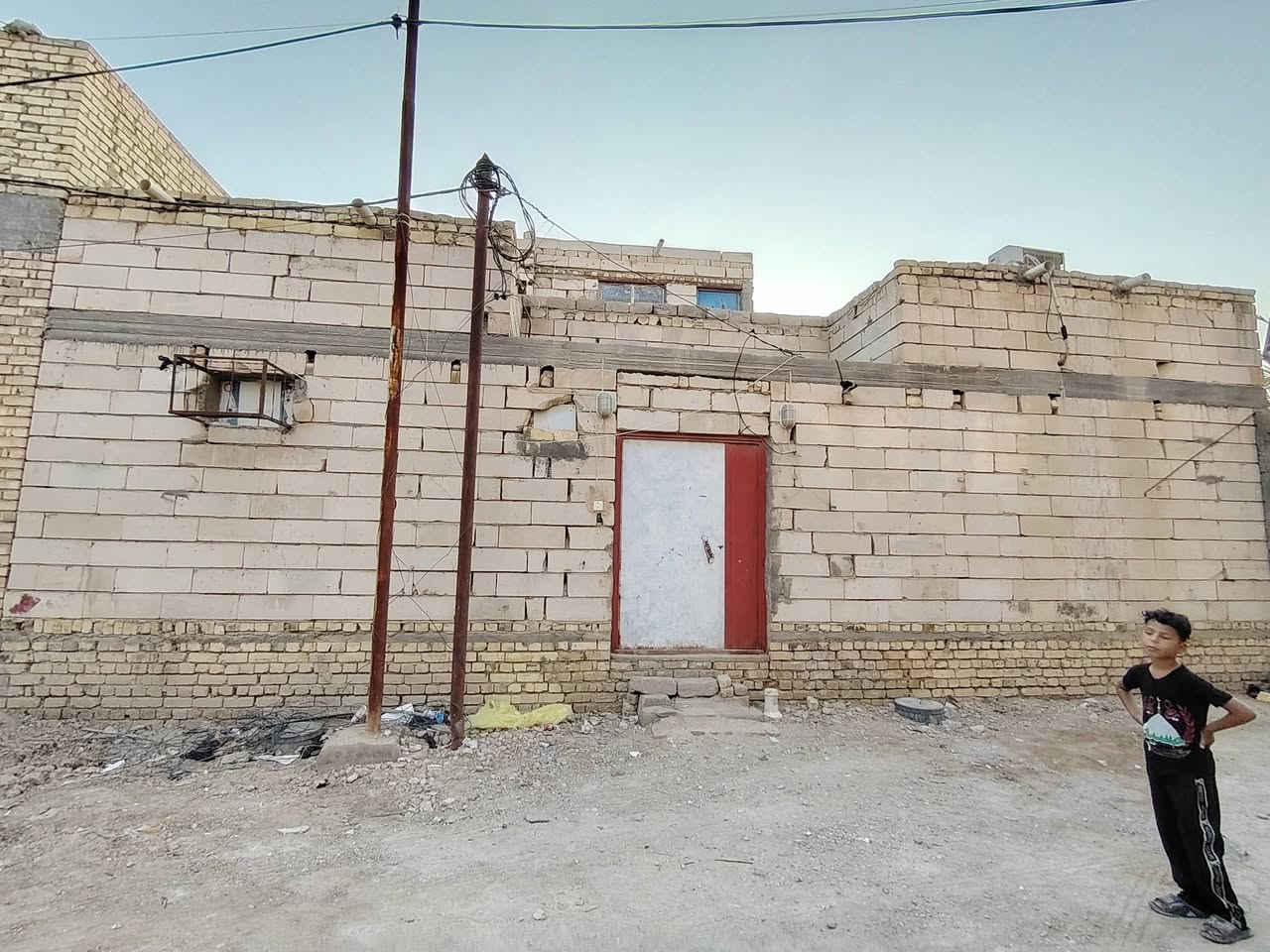 🏡 فرصة مميزة للسكن والاستثمار – منزل زراعي للبيع 🏡

✨ إذا تبحث عن بيت حديث بموقع هادئ وخدمات متكاملة… هاي فرصتك الذهبية ✨

📍 الموقع: خنيطله  شارع الحمداني
📐 المساحة الكلية: 180 متر
🏠 البناء: جديد وحديث – سنة 2026
🧱 نوع البناء: بلوك فرمستون (عكادة)
🚧 عرض الشارع: 10 متر
✅ كافة الخدمات متوفرة
🌿 منطقة معروفة بالهدوء والراحة

🔹 يتكون المنزل من: السعر (65) قبل التفوض 
• 3 غرف
• استقبال واسع
• صالتين كبار مطبخ حار بارد 
• مجمع صحيات داخلي وخارجي
• منور عدد 2 (داخلي وخارجي)

💎 تصميم حديث وتشطيب مرتب… مناسب للعائلة الباحثة عن الراحة والسكن المميز.

📞 للاستفسار والتفاصيل أكثر *********** 
مكتب الضامن للعقار ذي قار سوق الشيوخ خنيطله شارع الكراج 
نبيع الثقة قبل العقار
