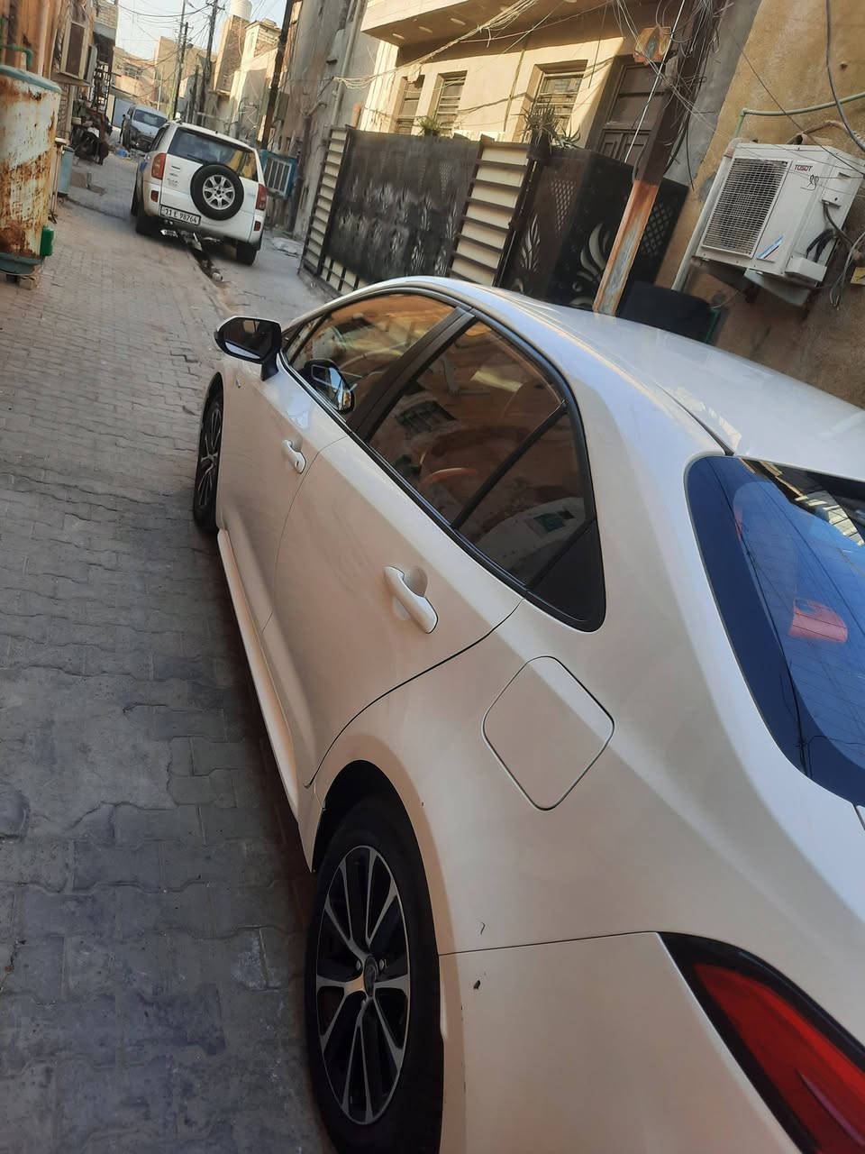 السلام عليكم سيارة للبيع كورلا هايبرد  الشكل امريكي موديل 2025 بغداد ماشيه 30  محركها 1800 شحن ذاتي بصمه
🔵رادار أمامي
🔵تبريد قطعتين 
🔵تحكم ستيرن كامل فول 
🔵سياره بدون صبغ بدون ضرر فقط دعاميه الاماميه شخوط خفيفه
🔵المكان :بغداد الزعفرانية 
🔵السعر خاص 
***********
