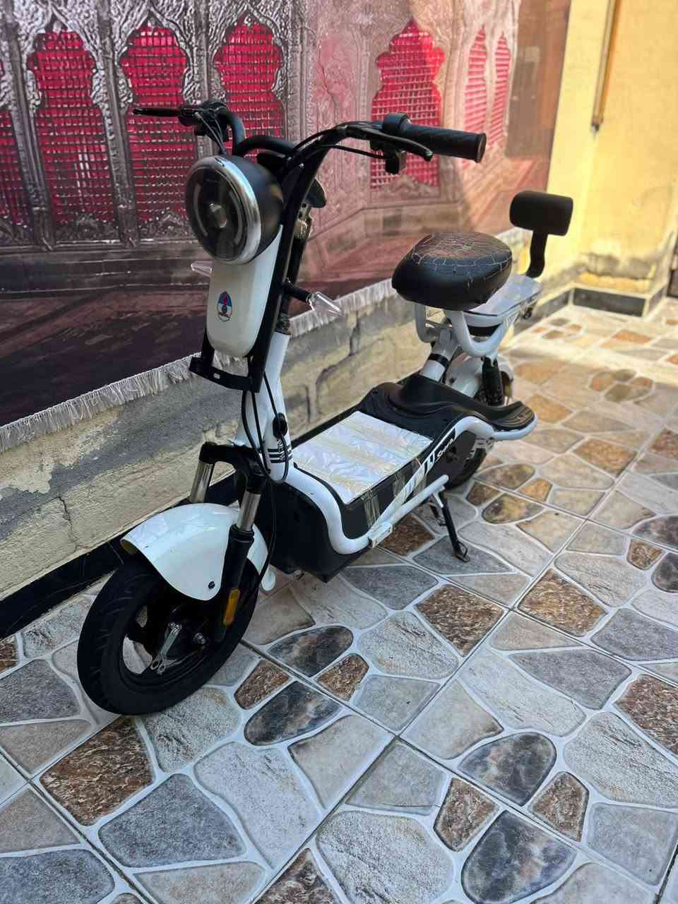 للبيع دراجه شحن شغاله كامله من كلشي نضافتهه مثل ماء موضح بالصوره حجم 14 شحنهه يطول يوم او حسب ستخدامك سعرهه 150 وبيهه مجال شيء بسيط الاستفسار ***********
