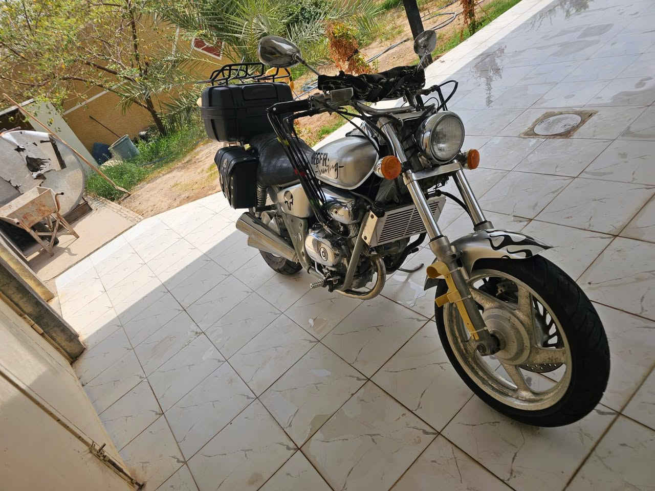 السلام عليكم دراجه هارلي HONDA محرك 250 اواراقه موجوده  محركه نشط خير من الله كفاله عامه مزوده بجنط صفح وجنطه خلفيه كبيره تايرات جدد زوج أمامي وخلفي قبل شهر شديتهن مي رادينر اخضر دهنها مبدله جديد وياها غراض احتياطيه كلهن وياها 
1-دبلات خلفيه
2- دبل امامي 
3- ماشه خلفيه كامله
4-ركبه اماميه 
5- يده كلج
6-وعقل كامل للعلم العقل وحده 75 
7- ضفيره دراجه كالمه احتياطيه
8- شخطه سلف
9- عتله تبديل كير كامله 
10- عتله بريك هيه وشيش البنزات كامله 
11-قبق تانكي 
12- جوزه 
13- كاك بانزين 
14-مجمع سلف كامل 
15 - ستان صفح
16- دواسان 
17- فافونه دشبول كامله 
18-قبق دشلي زنجيل 
العنوان ديالى منصوريه الشط قرب سيطره الغالبيه  الرقم ***********
