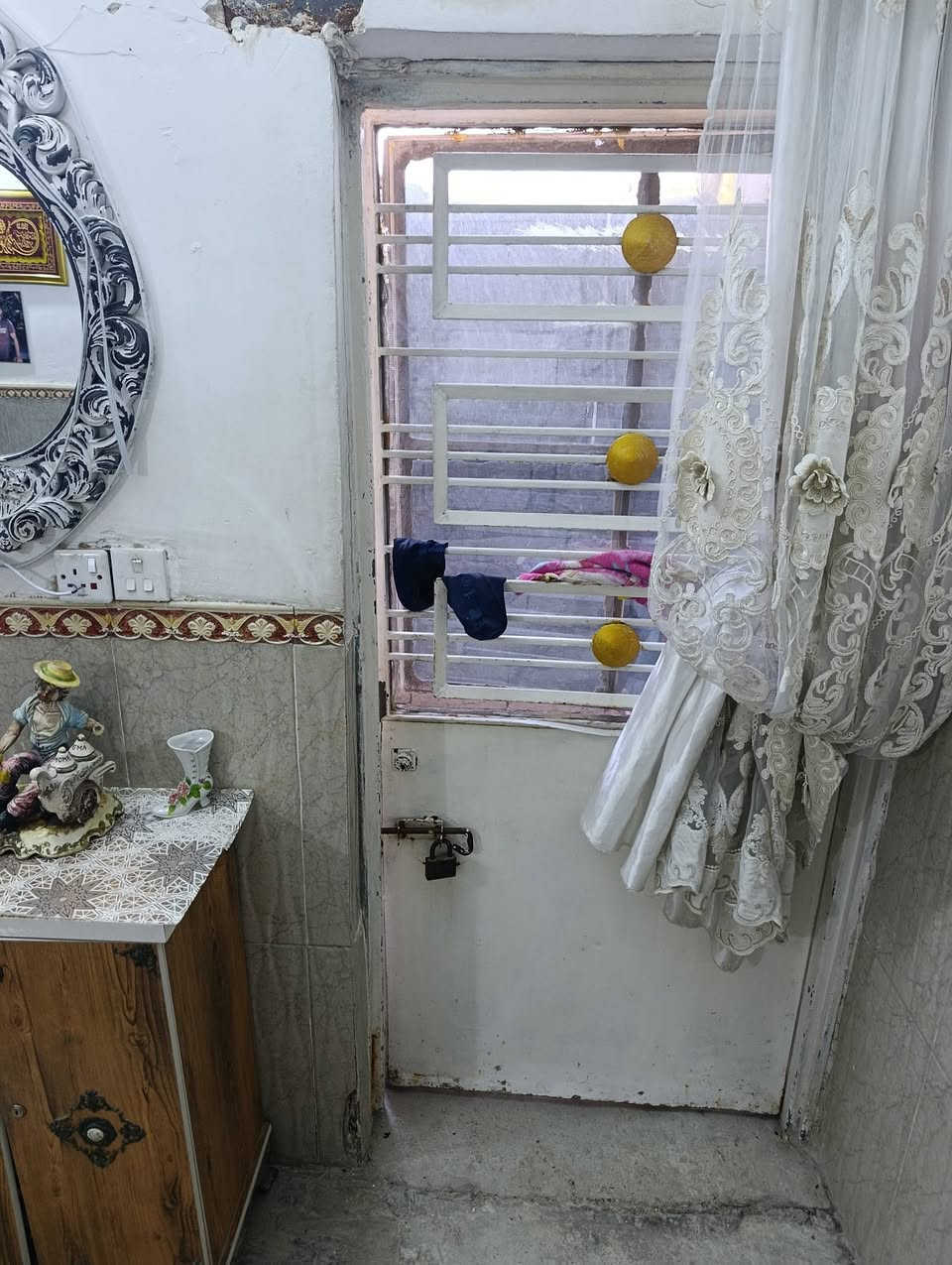 السلام عليكم دار للبيع خلف اسواق الحسنين مساحة ١٣٠ متر الواجهة 630 نزال ٢٠طابو زراعي سند ٢٥يحتوي على مطبخ ٣*٥وستقبال ٣*٥وحولي ٦*٤وحمام ٤*٢وغرفة كبيرة ٦*٥وترك ومنور السعر ٤٥للتواصل *********** علمن الارظية تحتاج ترميم
