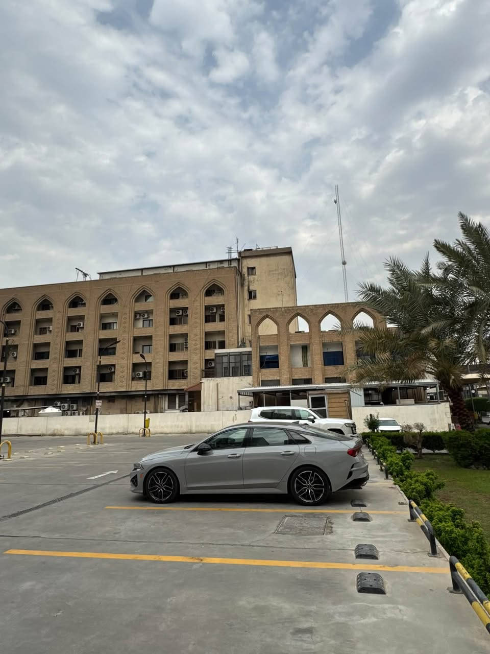 سلام عليكم 
K5 GT gt2  2024 
اللون سمنتي
ممشى 37km
المكينه  شكد ماقويه لل100 السياره تبطنش 
2.5L turbo
300hp 
420nm
نظام سمارت ستريم يعني gdi ودوش
كير 8 نمر dct نمراته تلزكك بلكشن 
مواصفات السياره فول الفول مزوعه مواصفات
خمس كامرات
تحديد مسار
تحذير المغادره من المسار ومحافظة عل المسار 
مثبت سرعه ذكي ومتفاعل مع السياره الامامك
تنبيه تصادم امامي وخلقي وجانبي وتوقف مو بس تنبيه
نقاط عمياء 
ارباكات 8 حتى للركبة 
حساسات اماميه وخلفيه 
هاند بريك كهرباء 
اوتو هولد 
شفتات خلف المقود 
اربع جام اوتو والاماميات مدبله 
سماعات BOSS يعني تونس 
بنراما عل طول السياره 
المقعد السايق والراكب كهرباء وتدفئه وتبريد ومسند ظهر ثنينهن 
تدفئه ستيرن 
اربع وضعيات قياده وبيه السبورت بلاص يفصل تراكشن وتونس بصوت التايرات
تايرات جديده 
ويل19 اربعتهن نضيفات كلش ولا بيهن عواج بس بلاص داخلي من الشركه
السياره نظيفه وحلوه
تقريباً انضف GT 24 وبهيج ممشى وبهيج مواصفات 
 الضرر بابتين سايق وبنيد مبدل بس 
لا جاملغات بارد ولا شاصي ولا راديترات ولا ايرباكات كلشي وكاله 
صور الحادث عندي وللتفاصيل اكثر تواصل وياي 
***********
مكاني بغداد
