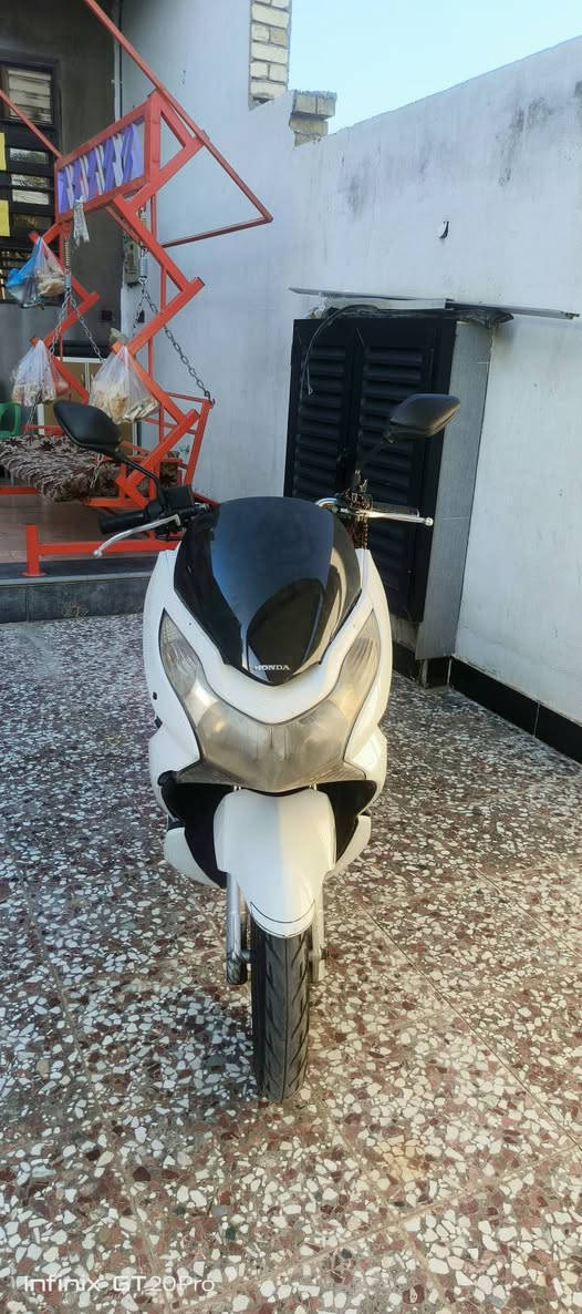 السلام عليكم دراجه Pcx جيل اول للبيع الدراجه نضيفه وخير من الله حساس ستان ومكينه 125 ياباني ياباني السعر 1100 وبيها مجال حك الجيه المكان بغداد الشعب بوب الشام رقم الهاتف: ***********
