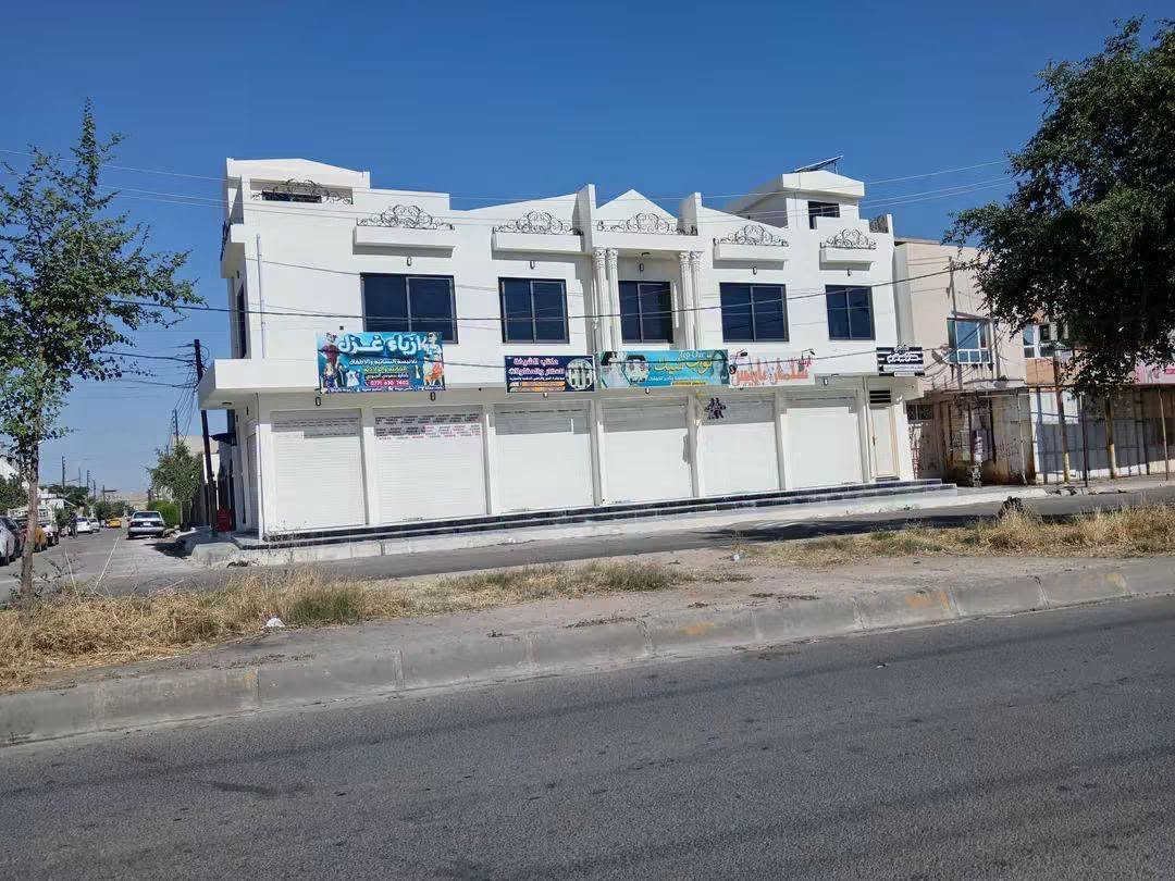 مبنى تجاري طابو ركن للبيع
مكون من ٥ محلات مع ٣ مشتملات وشقتين 
بناء حديث مزود بمنضومة طاقة شمسية
الوارد الشهري الحالي مليونين و ثمانمائة ألف دينار 
العنوان /كركوك سايدين حي النصر 
المساحة /٤٠٠ متر ركن مع ٨٠ متر فضلة
السعر / ٨٢٠ مليون دينار
للاتصال /***********

نص مكتوب في الصور:
- Ai Retouch