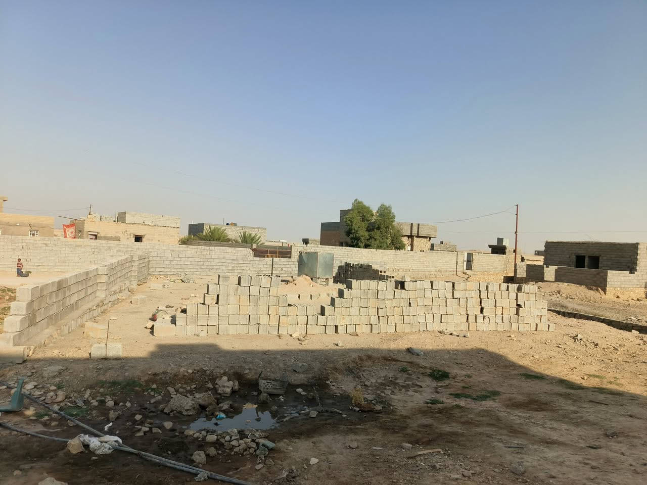 سلام عليكم قطعه أرض للبيع ركن على شارعين ماي كهربائ المكان حي لامين المساحة أقل 500 بشي قليل هاذ رقم رعي قطع ***********
