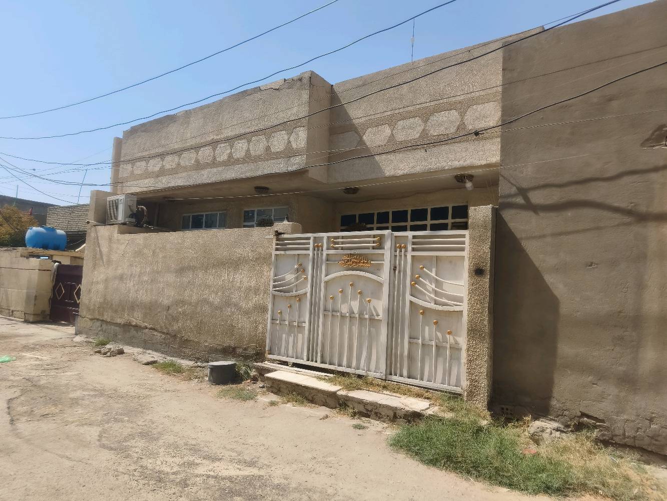 بيت للبيع زراعي ١٠٠م سند ٢٥ في بغداد التاجي قرب السايلو ٢٤ ابو عظام قرية سيد جاسم طابق واحد مطبك مرمر يحتوي على غرفة نوم واحده واستقبال ومطبخ وحمام وتواليت مشترك داخلي وتواليت خارجي ومنور وطرمه البيت بناء طابوق وليس بلوك.. مرتب مال عائلة زغيره 
السعر المطلوب ٥٣ وبي مجال بعد المعاينه 
للاستفسار الاتصال على الرقم التالي الذي فيه واتساب ***********