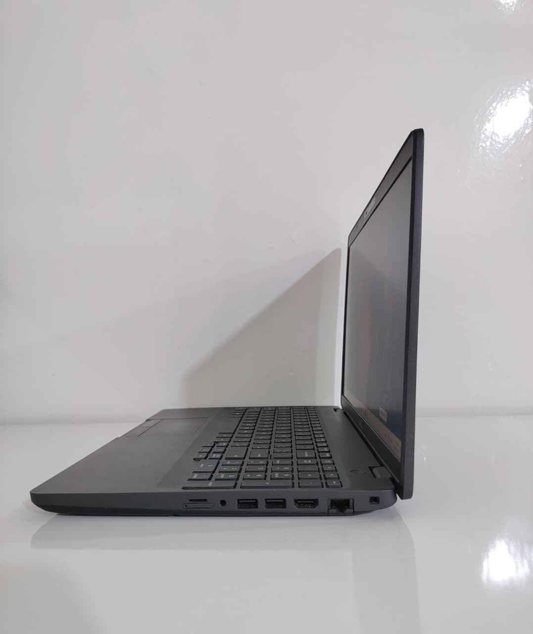 💻 Dell Precision 3541 | قوة المعالجة والأداء الهندسي الاحترافي
🛠 المواصفات التقنية:
المعالج: Intel Core i9 (الجيل التاسع) فئة H عالية الأداء (سرعة فائقة للمهام الصعبة والشاقة).
الذاكرة العشوائية (RAM): 16GB DDR4 (أداء سلس جداً مع البرامج الضخمة).
التخزين (SSD): 512GB SSD (سريع جداً في الإقلاع وتخزين الملفات).
كرت الشاشة الخارجي: NVIDIA Quadro P620 بسعة 4GB (كرت احترافي مخصص لبرامج التصميم والهندسة).
كرت الشاشة الداخلي: Intel UHD Graphics 630 (يصل إلى 8GB مع الرام).
الشاشة: 15.6 إنش بدقة HD بحجم مريح ومثالي للعمل.
الكيبورد: ليزري (عربي / إنكليزي).
💰 السعر:
700,000 دينار عراقي فقط!
(السعر شامل الملحقات الأصلية)
🚚 العرض الخاص:
التوصيل مجاني لجميع محافظات العراق! 🇮🇶
📞 للحجز والاستفسار:
يمكنكم عبر الواتس آب على الرقم:
📱 *********** الهندية, كربلاء
