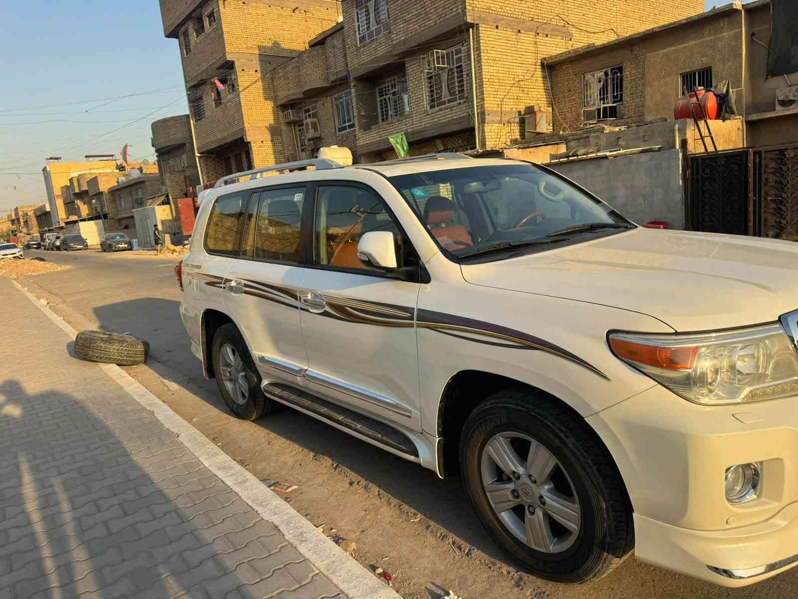 سلام عليكم لاندكروز موديل٢٠١٣ كفاله عامه عده الدعاميات صبغ جماليه فقط ساز رقم بغداد باسمي الموصفات فول للاخير محرك٦ 
ماشيه ١٠٨  كراسي كهرباء ٨ ايرباك شاشه كامره مري قلاب داخل قرميدي وبعد بيه الموصفات المعروفه سعر ٣١٥ وبيه مجال رقمي***********
