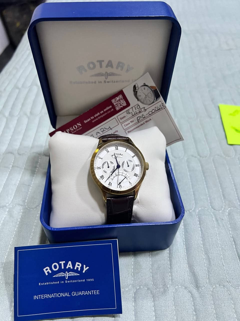 ساعة ROTARY الفاخرة – أصالة سويسرية وأناقة كلاسيكية
الماركة: روتاري (Rotary) - عراقة منذ عام 1895.

​المينا: أبيض مزخرف بأرقام رومانية وعقارب باللون النيلي.

​الوظائف: عرض اليوم، التاريخ، ومؤشر الليل والنهار (Sun/Moon).

​الهيكل: فولاذ مقاوم للصدأ (Stainless Steel) مطلي بالذهب.

​الزجاج: زجاج معدني مقاوم للخدش (Mineral Glass).

​الحزام: جلد طبيعي بني فاخر بنقشة جلد التمساح (Genuine Leather).

​الملحقات: العلبة الأصلية.

​📞 للطلب والتواصل: أتصل أو أرسل رسالة على الواتساب

***********
