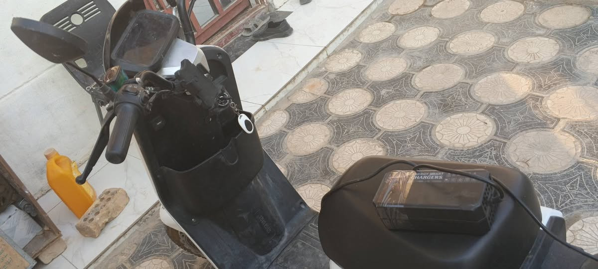 السلام عليكم دراجه R900 صارلها شهر طالعه من المعرض دراجه خير من الله بس بيها يطاريات 2 طافيات مدري شبيهن ف الدراجه واكفه متمشي السعر 450 وبيها مجال للاتصال فقط واتساب ***********
