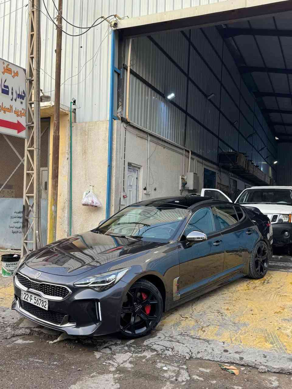 كيا ستنكر للبيع 

kIA STINGER GT2 2018 

 ستنكر GT2 
وارد امريكي ضربتها بنيد و جاملغ بدون شاصي و بيها بارد باب خلف السايق 
السيارة فول الفول قفلت الستنگر شنو ببالك مواصفات تلگاها بيها

▪️ محرك 3.3 لتر V6 توين تيربو.
▪️ قوة 368 حصان.
▪️ عزم 510 نيوتن.متر.
▪️  گير 8 سرعات.
▪️ دفع خلفي (RWD).
▪️ نظام تعليق إلكتروني متكيف (Electronic Suspension).
▪️ أوضاع قيادة (Eco / Comfort / Sport / Smart / Custom).
▪️ شفتات  تبديل خلف المقود 
▪️ مكابح Brembo رياضية أصلية.
▪️ إطارات رياضية عريضة.
▪️ مرايا كهربائية قابلة للطي مع تسخين.
▪️ فتحة سقف بانوراما.

▪️ شاشة 10.25 إنج.
▪️ دعم Apple CarPlay وAndroid Auto.
▪️ نظام صوت Lexicon الفاخر بـ15 سماعة.
▪️ شاحن لاسلكي للهاتف.
▪️داتا شو على الزجاج الامامي (HUD).
▪️ تشغيل السيارة عن بعد.
▪️ دخول ذكي وتشغيل بصمة.

▪️ مقاعد جلد نابا فاخرة.
▪️ مقاعد أمامية كهربائية.
▪️ ذاكرة لمقعد السائق.
▪️ تبريد وتدفئة للمقاعد الأمامية.
▪️ تدفئة للمقاعد الخلفية.
▪️ تدفئة للمقود.
▪️ إضاءة داخلية Ambient Lighting.
▪️ مراية داخلية تعتيم أوتوماتيكي.

▪️ كاميرات 360 درجة.
▪️ كاميرات للنقطة العمياء داخل شاشة العدادات.
▪️ حساسات أمامية وخلفية.
▪️ رادار أمامي.
▪️ مثبت سرعة ذكي.
▪️ نظام المحافظة على المسار.
▪️ مساعد تتبع المسار.
▪️ التحذير من مغادرة المسار.
▪️ فرملة طوارئ أوتوماتيكية.
▪️ مراقبة النقطة العمياء.
▪️ تنبيه حركة المرور الخلفية مع الكبح.
▪️ نظام الخروج الآمن من السيارة.
▪️ باب خلفي كهربائي.
▪️ زجاج خلفي مظلل من المصنع.
هاتف *********** العنوان بلبصره
السعر 135 و بيها مجال Singapore
