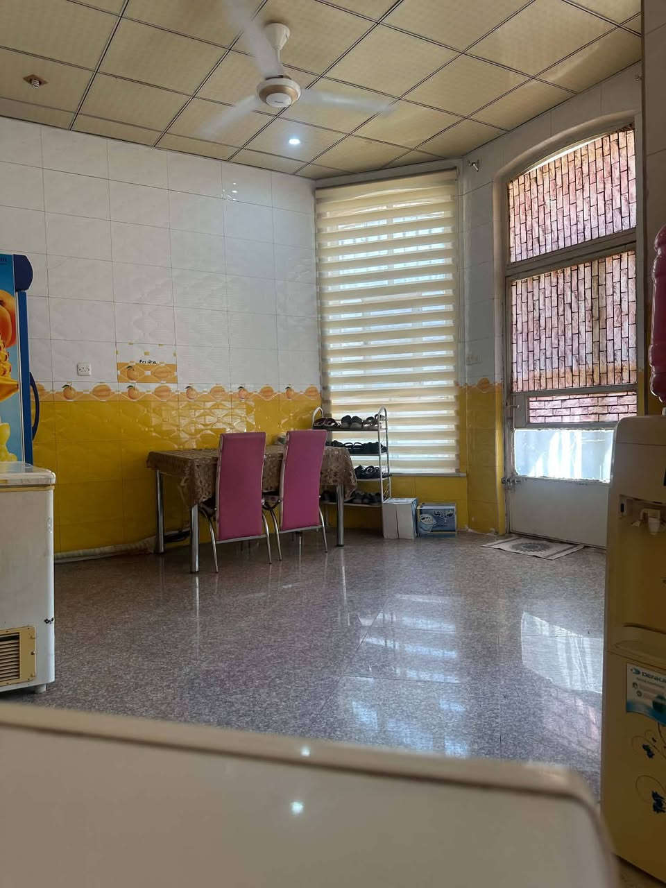 السلام عليكم الدار للبيع المساحه 360 متر طابو زراعي سند 25 تحويل مباشر بأسم المشتري بناء حديث طابوق السقف صب كونكريت درجه اولى الدار طابقين ثلاث غرف نوم+صاله+ ستقبال و مطبخ حار و بارد و مجمع صحي خارجي وداخل وطارمه وممرات داير البيت وحديقه الموقع خلف بيت أستاذ خالد أبو المعهد على ربيانه الشارع 7متر تبليط أي استفسار إتصال على الرقم التالي واتساب ***********
