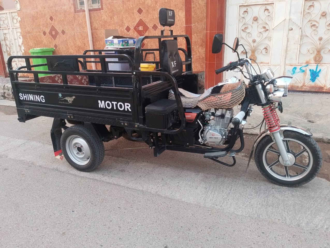 طرطورة اخو الجديد للبيع لون اسود المكان هيت حي الاطفاء السعر ٢٧٠٠٠٠٠ مليونان وسبعمائة وبيها مجال شي قليل للتواصل مع صاحبها ‏‪***********‬‏

