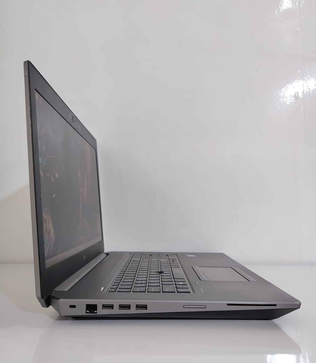 💻 HP ZBook 17 G6 Mobile Workstation | محطة العمل الخارقة للرندر والتصميم الهندسي
✨ ملاحظة: متوفر 3 قطع فقط! (وحش حقيقي لأعمال الـ 3D، المونتاج السينمائي، والبرامج الهندسية المعقدة).
🛠 المواصفات التقنية:
المعالج: Intel Core i9 (الجيل التاسع) فئة H عالية الأداء (معالجة فائقة السرعة للمهام الصعبة).
الذاكرة العشوائية (RAM): 32GB DDR4 (سلاسة مطلقة في تشغيل أثقل بيئات العمل والرندر).
التخزين (SSD): 512GB SSD (سرعة فائقة في نقل البيانات والإقلاع).
كرت الشاشة الخارجي الاحترافي: NVIDIA Quadro RTX 5000 بسعة 16GB (كرت وركستيشن جبار مخصص للمهندسين والمصممين المحترفين).
كرت الشاشة الداخلي: Intel UHD Graphics 630 (يصل إلى 16GB مع الرام).
الشاشة: 17.3 إنش شاشة عملاقة بدقة FHD لأعلى مستويات الدقة والراحة أثناء العمل.
الكيبورد: ليزري ضوئي (مضيء) عربي / إنكليزي.
💰 السعر:
1,150,000 دينار عراقي فقط!
(السعر شامل الملحقات الأصلية)
🚚 العرض الخاص:
التوصيل مجاني لجميع محافظات العراق! 🇮🇶
📞 للحجز والاستفسار:
يمكنكم عبر الواتس آب على الرقم:
📱 *********** الهندية, كربلاء
