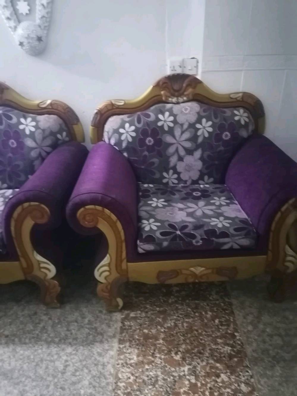 تخم ٧ مقاعد جديد ونضيف نوعيته ملكي بلوك يعني ثكيل وما ينزل  اريده ٢٥٠وبي مجال
