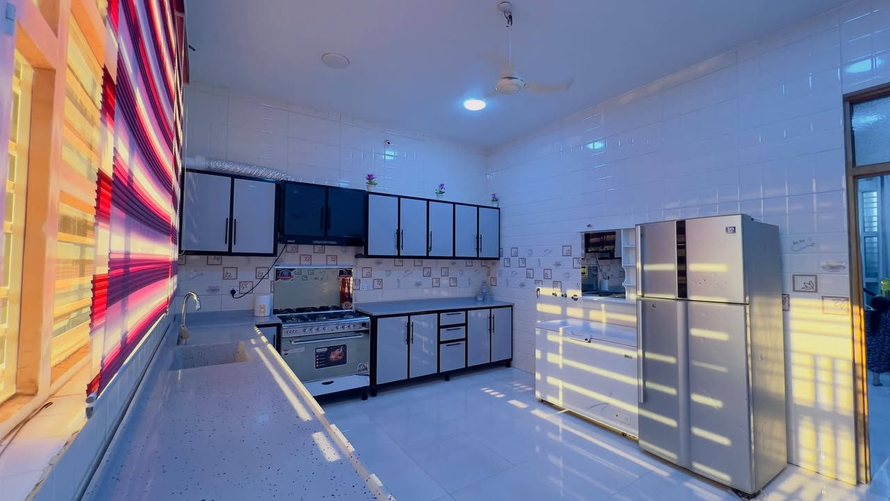 🏠 بيت للبيع في واسط – العزيزية

📐 المساحة: 200 متر
🏪 يحتوي على محل تجاري
🛋️ استقبال كبير + صالة
🛏️ 3 غرف نوم:
• غرفة في الطابق الأرضي
• غرفتان في الطابق الأول

🚿 3 مجاميع صحية
🍳 مطبخ بمساحة 4×5 متر
🏢 البيت طابقين

📍 الموقع: واسط – العزيزية – البستان – شارع أبو كمال

✅ الخدمات متوفرة: مجاري
📄 مسجل بالبلدية
📜 طابو زراعي – قانون 25

📞 للاستفسار ***********
ومعرفة السعر راسلنا على التلكرام
https://t.me/al99iy
