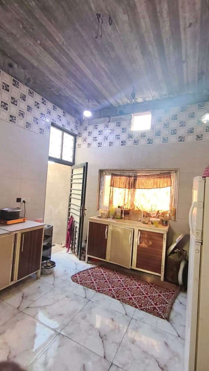 السلام عليكم يتوفر دار سكن طابقين مساحته 200 وبي فضله بحدود ال 80 متر واكثر طابو صرف زراعي وكاله ونسخه من الطابو ابو الخصيب العوجه شارع الشجرة الطيبة واقع على ركن مال نهر الطابق الارضي غرفتين وصاله وديوانة ومطبخ وصحيات داخلية وخارجية وبي حديقة اول ماتدخل وبجنب اللبيت وبضهر البيت الطابق الثاني متكون من مشتملين وغرفة كل مشتمل بي صاله وغرفة وصحيات والغرفة بيهة حمام داخلي السعر 110 وقابل للتفاوض ***********
