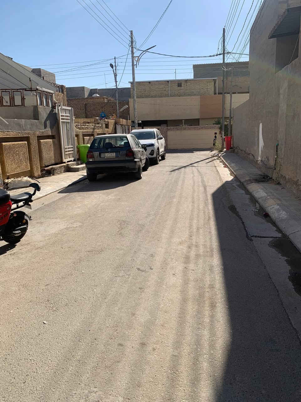 للبيع بيت او مراوس  في حي الضباط الأولى

📍 الموقع: خلف شارع
📍 قريب جداً من جامع الحضرة

✅ المساحة: ٣٠٠ متر
✅ الواجهة: ١٥ متر
✅ النزال: ٢٠ متر
✅ شارع8متر 

يتكون البيت من:
🔹 غرفتين نوم
🔹 صالة
🔹 هول
🔹 استقبال
🔹 كراج

📑 نوع الملك: طابو صرف (سند رسمي

إذا تحب تعرض عقارك للبيع أو للإيجار، تواصل ويانه واحنا نتكفل بالتسويق والوصول للزبون المناسب.

📞 ***********
📍 الأنبار - الفلوجة
#الانبار #عقارات_الفلوجة #بيع_وشراء_العقارات #إيهاب_للتطوير_العقاري
