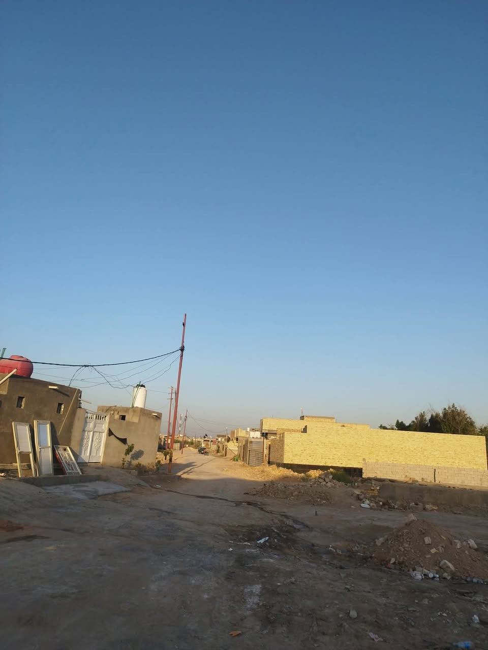 قطعة مساحة ١٥٠ متر زراعي
الموقع الجمعية  شارع حولي الحيرة 
نزلة ال خدام 

الاتصال على الارقام التاليه 

سلام الفتلاوي ***********
واتساب ***********
احمد الفتلاوي ***********
او مراجعة مكتب المعمار الراقي للعقار 
الكائن في حي الأعمار خلف مطعم ثائر الجبوري مباشرا
