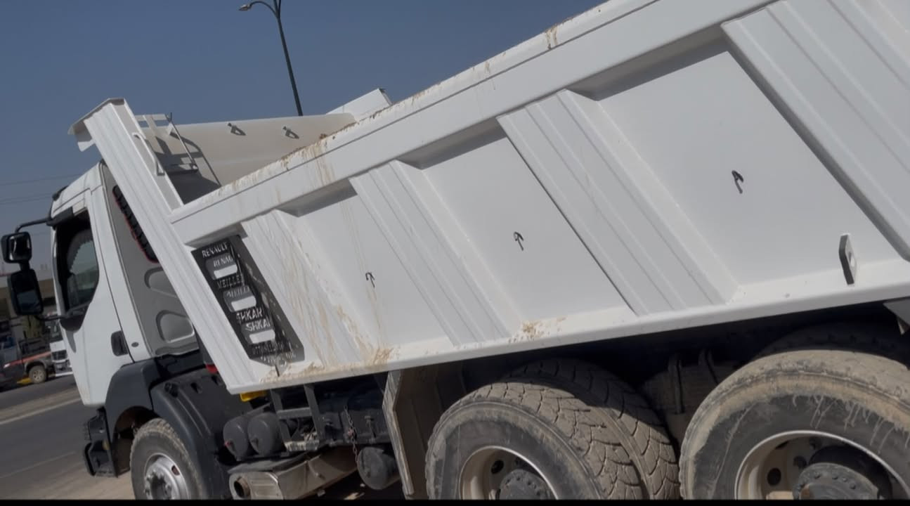 للبیع بۆفرۆشتن
ڕینۆ  بیلاد گەڵابە 
مودێل 2002
گێڕ و مەکینەو شانسی بەشەرت
ئاڕمی بلاستیکی سلێمانیە 
بۆدی لۆک دوو ڕۆژە دروست کراوە
تاقم تایەی تازە 
قەمەری بۆیاخ و قەڵام کاریش نیە 
هیچ شوێنکی ناکراوەتەوە 
یەک دینار مەسرەفی تیایە لە ناو ئیش دایە 
بۆ زانیاری زیاتر پەیوەندی بکەن بەم ژمارەنەوە 
***********
***********
***********
