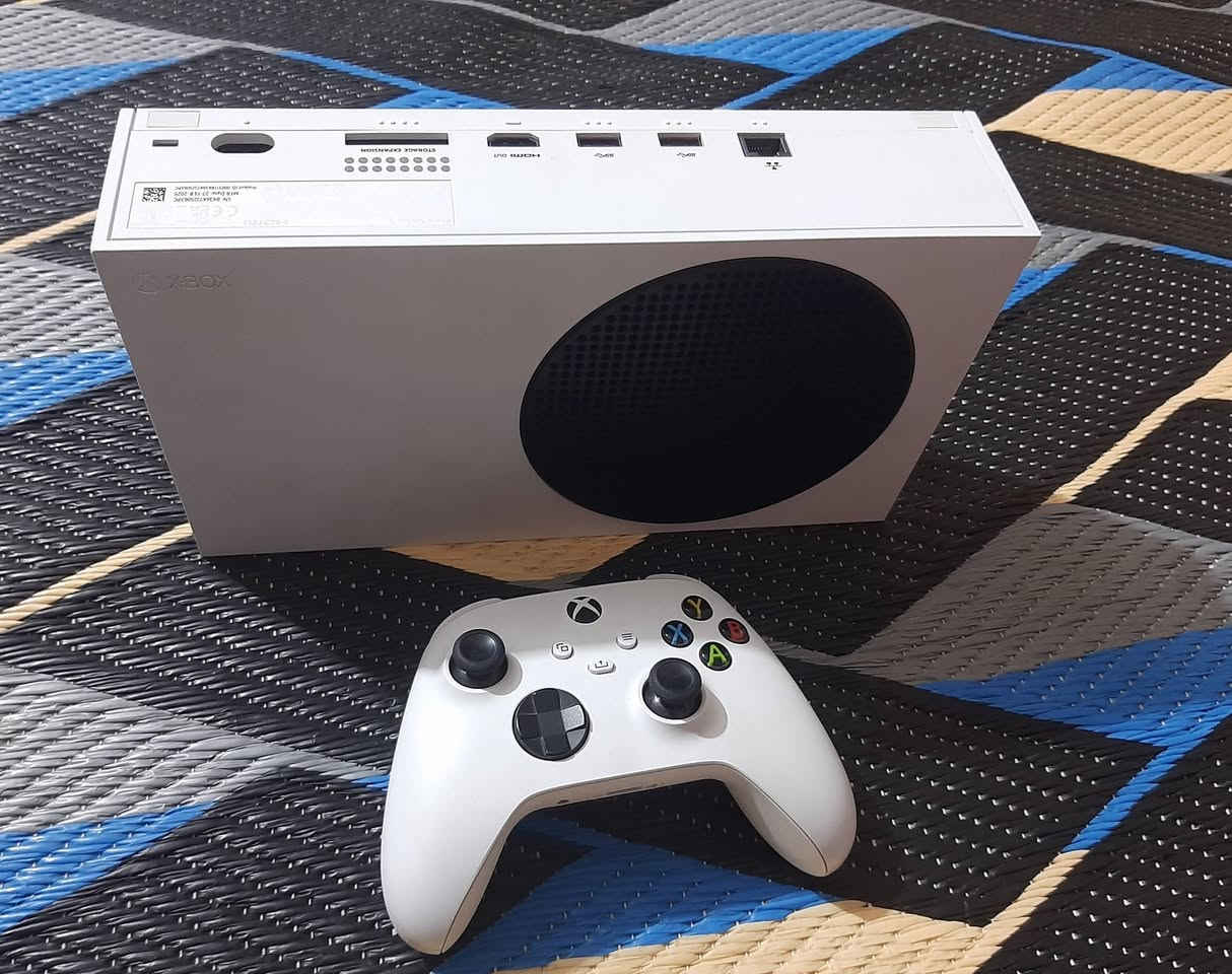 Xbox Series S 
512GB

الكارتونة و باقي القطع موجودة
السعر 500 الف
بغداد / الغزالية
***********
تواصل خاص او واتس اب

