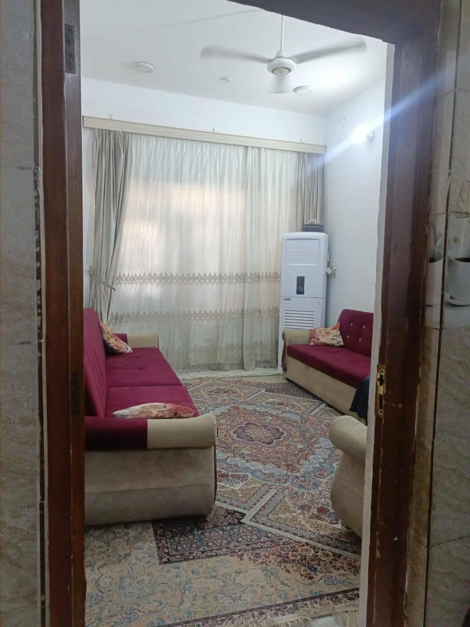 مشتمل طابقين يحتوي ٣ غرف الطابق الأرضي غرفه واستقبال وهول داخلي ومطبخ مفتوح وصحيات داخليه وخارجيه +منور والطابق الثاني غرفتين  وهول داخلي

وصحيات والطابق الثالث بيتونه
حي الجامعه
الاستفسار الاتصال
***********
