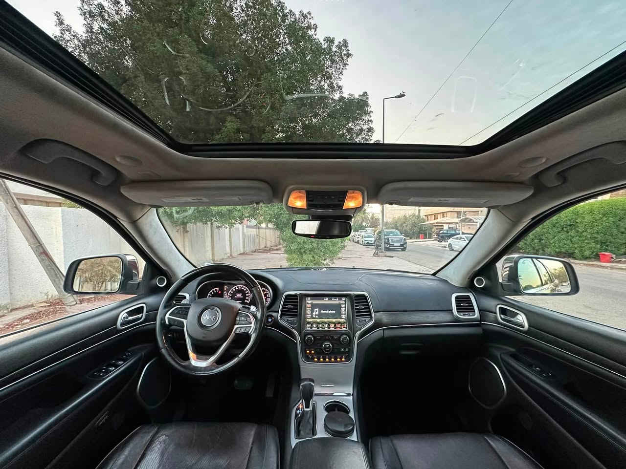 Jeep Summit  $ب18.800
فول الفوول 6 سلندر سومت
موديل 2018 
بانوراما، جلد، كشنات كهربائية، ذاكرة، تدفئة وتبريد أمامي

حادثها بسيط ومرفق مع الصور
ماشيه 73 ميل
ومرفق صور السونار ايضا
السياره كير، محرك، تبريد، نظيفة جدا
* الصوت: Harman ماركة،
* كاميرا خلفية وحساسات أمامية وخلفية
* بصمه وتشغيل عن بُعد
* تكييف أوتوماتيك خلفي وامامي(قطعتين)
* نظام عزل ضوضاء داخل المقصورة
* 7 Airbags وأنظمة ABS وTraction/ESC. 
* مرايا كهربائية ومدفأة مع إشارات انعطاف.
* مرايا داخلية بلاد أوتوماتيك تعتيم.
* إضاءة داخلية وعتبات أبواب مضيئة Summit.
* حساسات ركن أمامية وخلفية.
* تحذير النقطة العمياء Blind Spot وتحذير مغادرة المسار.
* تحذير اصطدام أمامي + نظام فرملة طوارئ.
* زراكات للمصابيح الامامي وإضاءة LED نهارية.
* باب الصندوق كهربائي وذاكرة مقعد السائق.
* مقاعد أمامية 8 اتجاهات كهربائية مع Lumbar، 
* مقاعد جلد وتدفئة وتبريد.
* 7 ايرباكات
ومواصفات كثيره اخرى

عنوان: بغداد. الكرخ. اليرموك. الاربع شوارع
هاتف: ***********
