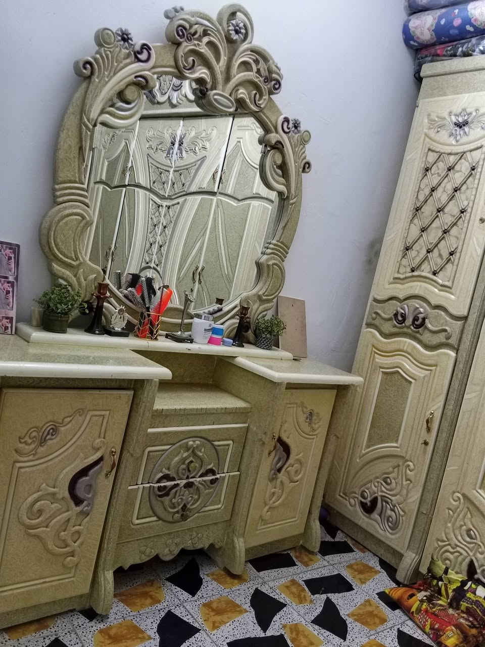 غرفه للبيع صاج نجاره طابقين نضيفه نضافته 💯ميه جديده مامستخدمه هواي نضافه مثل ماواضع الصوره شراي ***********وتساب

