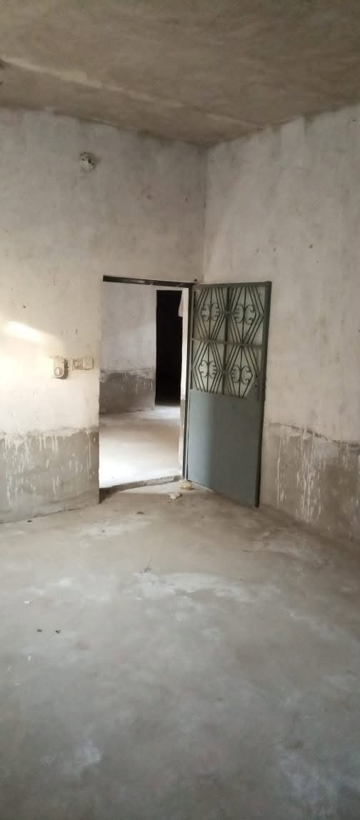 السلام عليكم 

بيت للإيجار ٩٠ متر غرفة  واستقبال وصاله ومطبخ وتخاريج 
سعر الايجار ١٥٠ 
 الكوفه حي الصدر الثالث / فرع اسواق فدك 
*********** واتساب
