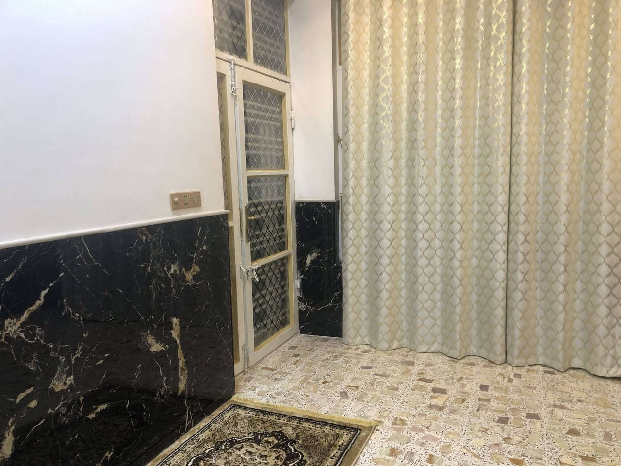 إعادة النشر بسبب الوعود 
اعتذر عن الرد للتعليقات الرقم مكتوب وتفاصيل مذكوره
دار للبيع 150 م زراعي خدمات كامله
العنوان المشتل  شارع المدارس مقابل مركز التموينية واجهة 7.5 نزال 20 بناء جديد 2023 طابقين 
4 غرف نوم 
حمام 2 
استقبال 3.5*7
صاله 5 م 
كراج سيارة 5.25 م
مطبخ 3.25*5م 
الطابق الارضي كامل وجاهز 
الطابق الثاني محتاج بياض وكاشي وكهرباء  للاستفسار الاتصال على الرقم *********** الي يشتري يتصل اعتذر عن الرد بالتعليقات مكلف بالنشر
