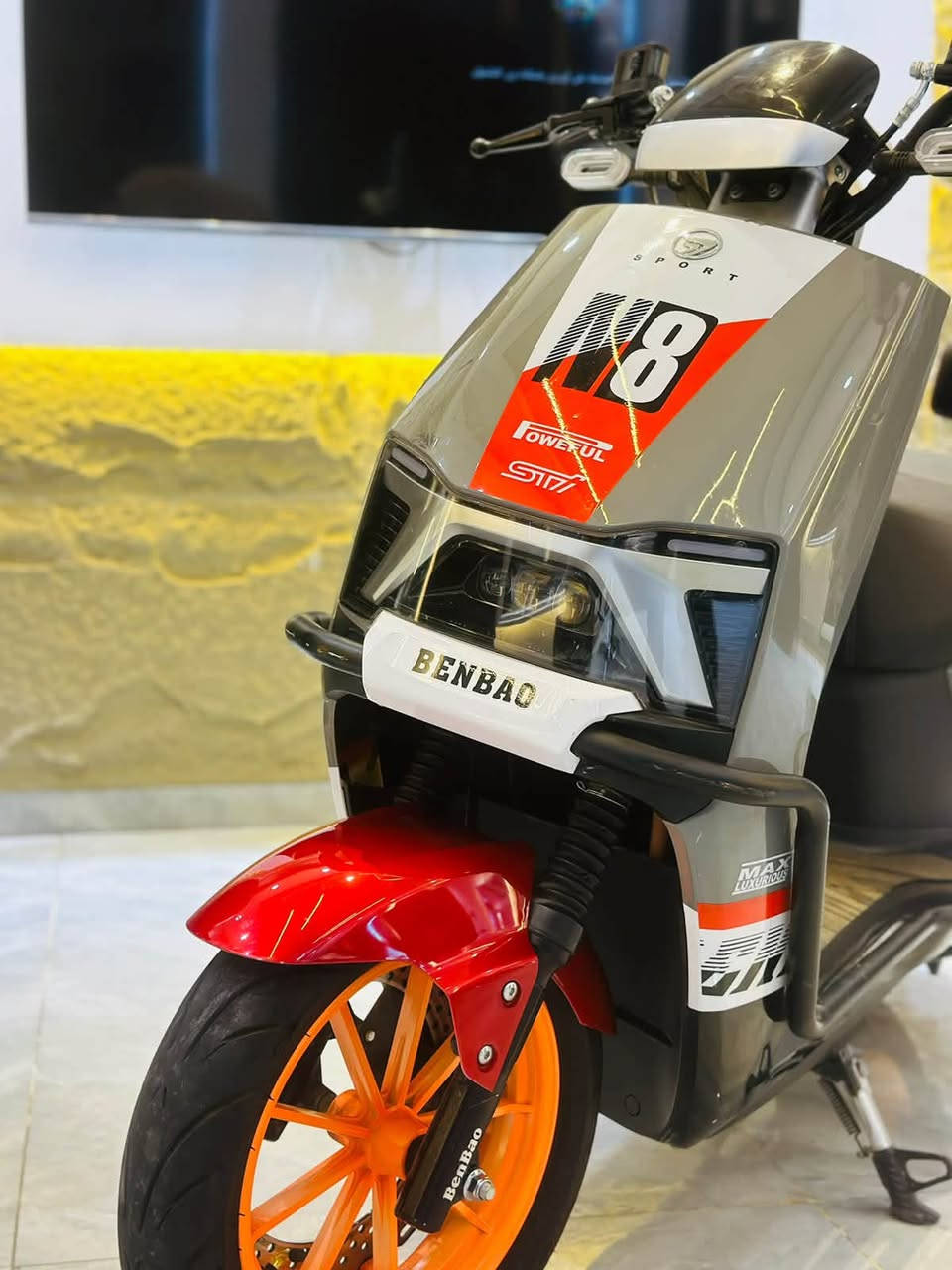 سلام عليكم
للبيع: سكوتر شحن BENBAO W8 SPORT بحالة ممتازة 🛵⚡
 الماركة/الموديل: BENBAO W8 SPORT
 النوع: سكوتر شحن كهربائي
 اللون: رصاصي مميز مع أحمر وأورنج
 الحالة: نظيفة جداً وجاهزة للاستخدام (مثل ما موضح بالصور)
 المواصفات والخيارات:
 تصميم سبورت حديث مع دبلات وقوية
 شاشة إلكترونية / عداد ديجيتال
 إضاءة LED أمامية وخلفية قوية
 مسند ظهر مريح للراكب الخلفي
 ويلغات ومكابح قوية
📍 المكان: [واسط الصويره ]
💰 السعر: [مليون ووبيه مجال] 
***********
