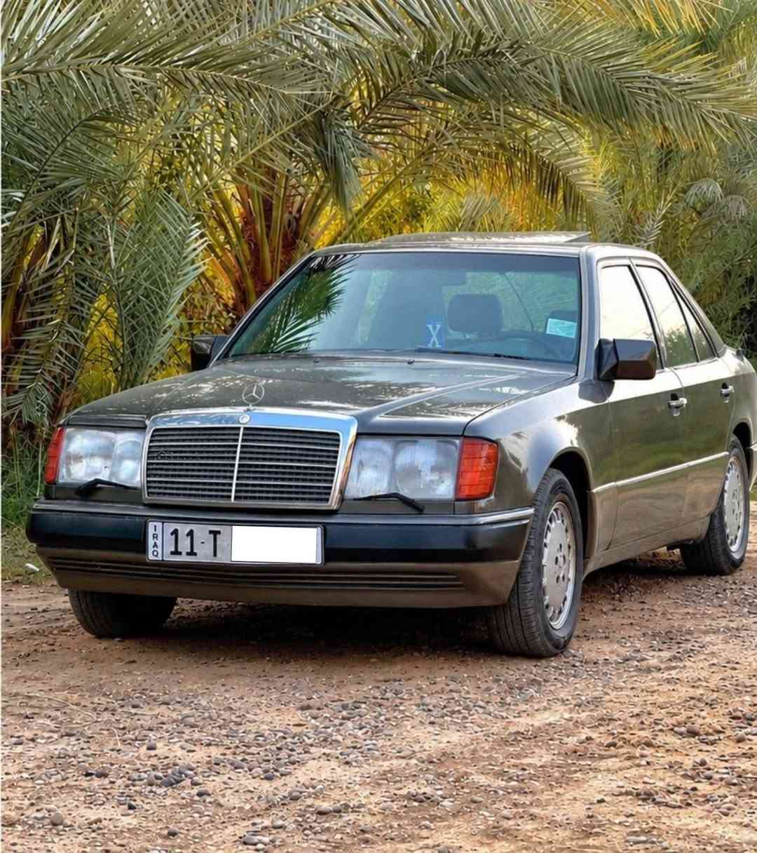 السلام عليكم..
للبيع مرسيدس دب موديل 1990، 
السيارة نظيفة جداً:
 محرك وكير 2500 VVT (جديد).
 غرفة جديدة.
 رقم بغداد انكليزي 
والتحويل ثاني يوم.
 حدادية أمامي وخلفي جديدة، 
وتخم تاير جديد.
 تبريد وكهربائيات كلها شغالة 100%.
 قواعد دبلات عالبلاد، 
والسيارة مصبوغة عام للجماليه.
السعر: 70 (بيها مجال بسيط).
العنوان : بغداد - المحمودية - ناحية الرشيد
رقم الهاتف: ***********
***********
