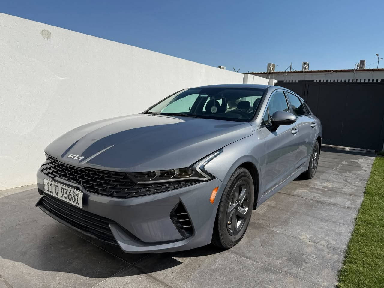 السلام عليكم
 نوعKia k5 2023 LXS
السيارة ماشية90الف كيلو 
اللون رمادي غامق لامع
السعر المطلوب 139 ورقة وبيها مجال للمشتري

✅المواصفات 
✅محرك 1.6T جدا نضيف
✅كير اوتوماتيك 8 سرعات 
✅رادار امامي خلفي
✅مستشعر وقوف
✅كامره خلفية
✅اوتو هولد دكمه
✅سايد بريك دكمه 
✅وضع قادرة
✅مثبت سرعة
✅بصمة تشغيل عن بعد وفتح الصندوق
✅ابل كاربلي
✅اندرويد اوتو
✅شاشة وسطية وشاشة قرائة للسايق
✅حساس ضغط الاطار
✅مصابيح أمامية لد مع الضوء العالي التلقائي
✅مراقبة النقطه العمياء
✅تبريد امامي فقط 

السيارة جدا حلوه ونضيفه وخاصه الكير والمحرك كلش نشطات وامداريها بالبانزين المحسن والدهن

للتواصب واتساب ***********
