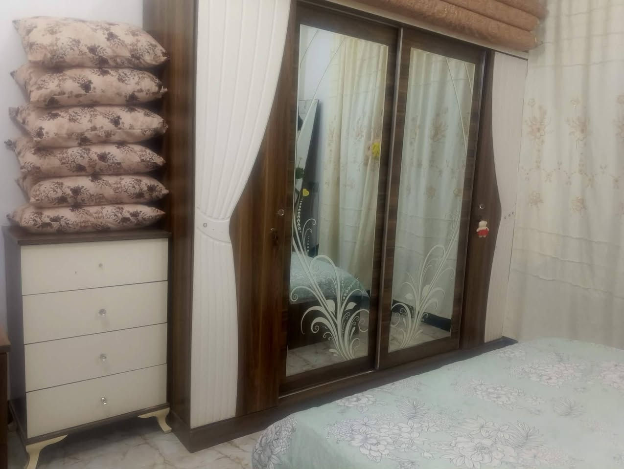 سلام عليكم عندي غرفه نوم للبيع نضيفات كدام العين خابر او تدلل ***********
