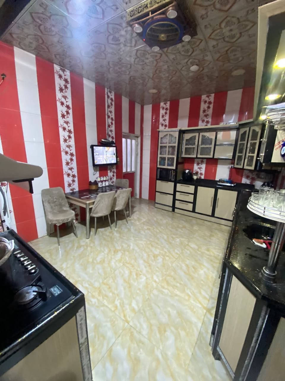 السلام عليكم بيت للبيع بمساحه200 متر ركن بالمهندسين طابقين طابق الاول طابوق سنه بناء 2010والثاني ثرمستون سنه البنا 2104 طابق ثاني يحتوي على مشتمل معزول تتكون من غرفه وصاله وستقبال وصحيات السعر 355 مليون وقتبل للتفاوض
للاستفسار مكتب عقارات الحافظ الكائن في القبله حي المهندسين قرب دائره ماء المهندسين 
للتواصل *********** ☎️
