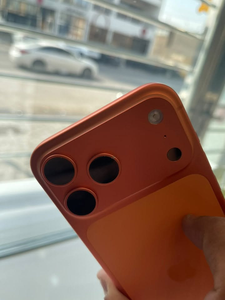 ايفون 17 pro max
بطاريه ٩٩
نضافه ١٠٠ 
شرق اوصط ذاكره ٢٥٦ شريحه 
لون برتقالي 

بس صدعه بشاصي من وره كلش خفيفه ممبينه 
سعر ١٧٩٠ 
*********** فقط بيع موجود واتساب
