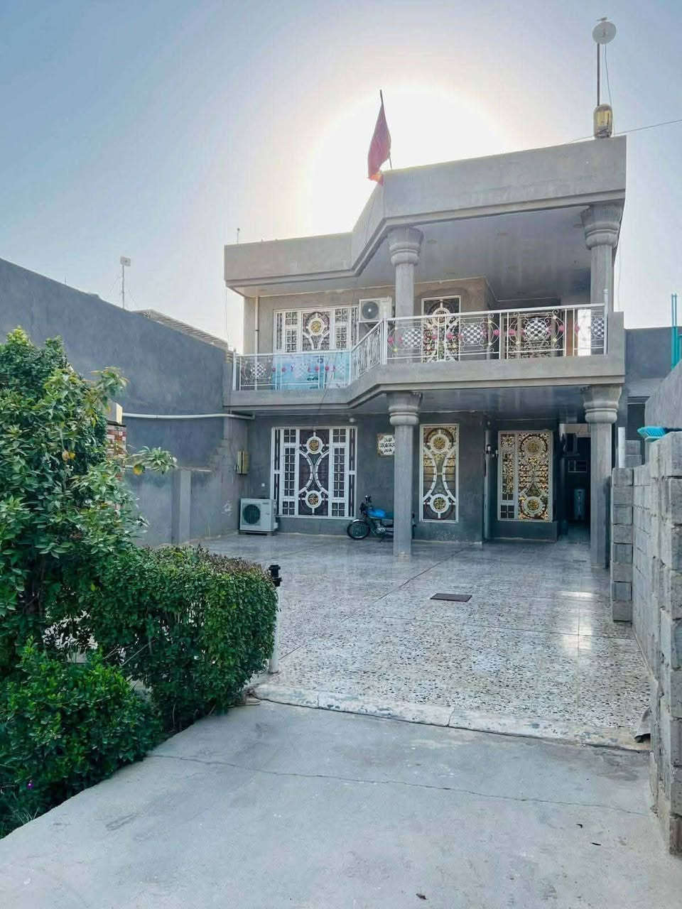 السلام عليكم بيت للبيع مساحه ربع دونم زراعي جاهز من كلشي طابقين الطابق الاول يحتوي على استقبال مع كلدور مع هول مع صالة مع غرفة مع حمام مع مطبخين داخلي وخارجي مع الصحيات الداخلية والخارجية والطابق الثاني يحتوي على غرفتين نوم مع صالة كبيره الخدمات خط مولد مع المجاري خارجية مع نت مجاني مفتوح للاستفسار الاتصال على الرقم *********** ابو طيبه
